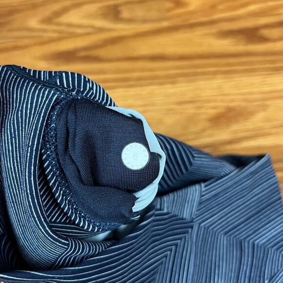 Lululemon Wunder Under Crop Hi-Rise Full-On Luxtreme 21" Sz 6 - Picture 6 of 6